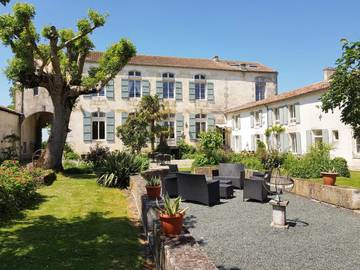 Maison d’hôte pour 2 personnes, avec terrasse et jardin ainsi que piscine et vue, adapté aux familles à Asnières-la-Giraud