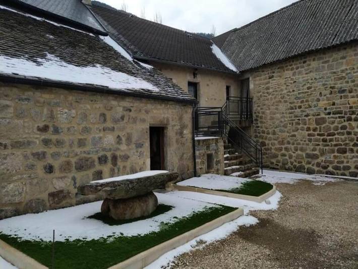 Gîte pour 12 personnes, avec terrasse ainsi que jardin et piscine, adapté aux familles à Saint-Étienne-du-Valdonnez - 2