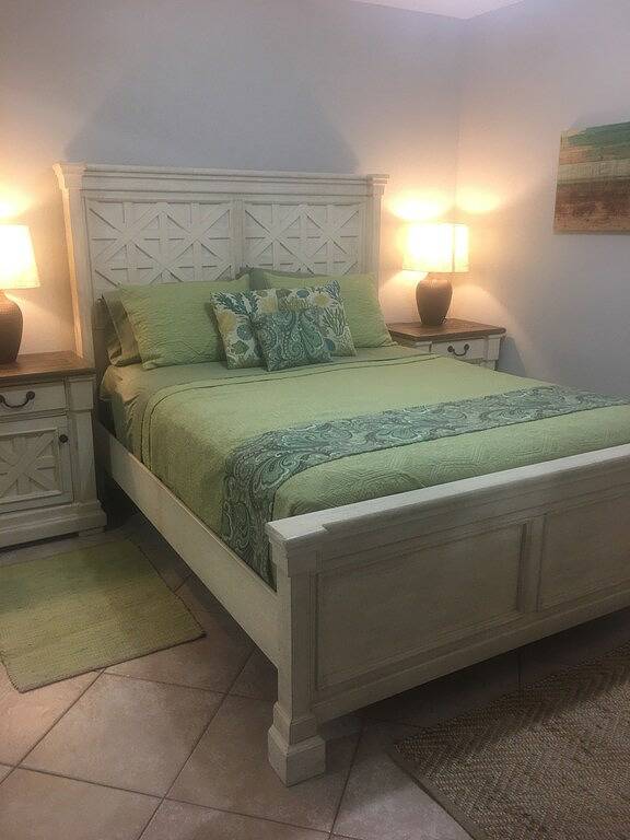 Vacation rental for 6 people, with yard and hot tub as well as balcony and pool in Pensacola Beach