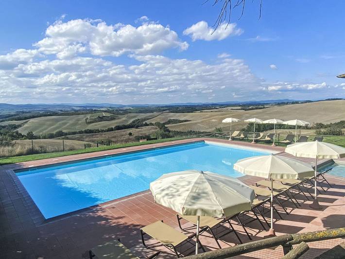 Agriturismo per 4 persone, con terrazza e piscina a Montalcino