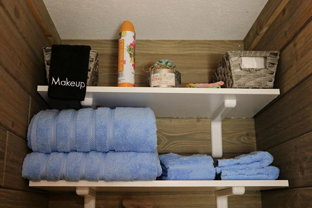 Private Hot Tub Cabin Higgins Lake-Fire Pit-Pet Friendly-Walk to Beach in Higgins Lake