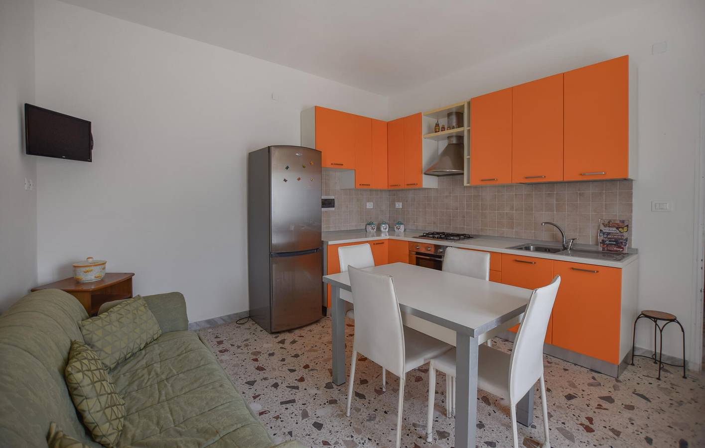 Gemütlicher Rückzugsort an der Küste: 150m² Apartment mit Garten und Terrasse in Reggio Calabria, Tyrrhenische Küste Kalabrien