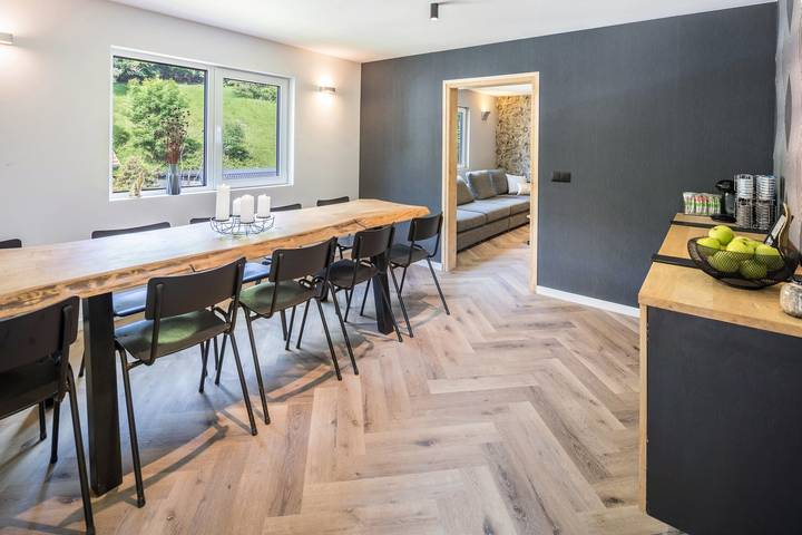 Haus Waldberg: Luxuriöses Ferienhaus mit großem Garten und überdachter Veranda in Unterschönau, Rennsteig