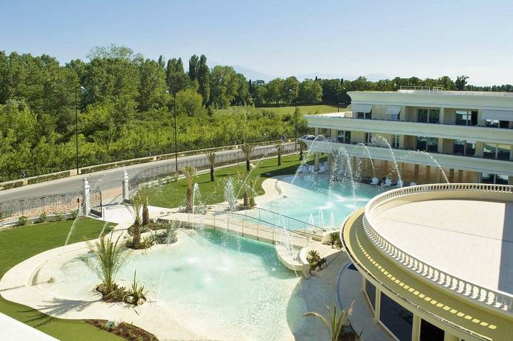 Vakantieappartement voor 5 personen, with terras and tuin as well as zwembad in Desenzano del Garda