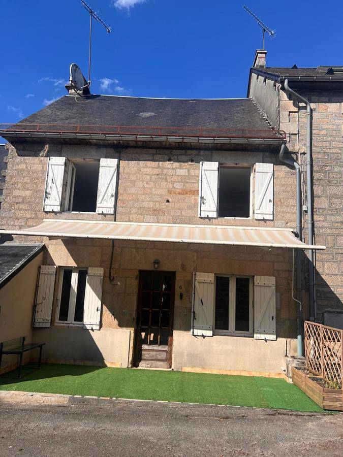 Location de vacances pour 9 personnes, avec Terrasse ainsi que Jardin et Piscine à Tarnac