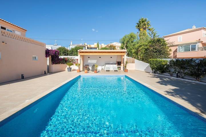 Villa for 8 people, with garden, with pets in Praia da Luz
