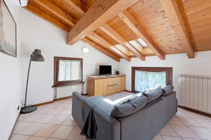 Appartamento intero, Appartamento 'La Mansarda Sul Lago' con Vista Lago, Wi-Fi e Aria Condizionata in Lovere, Lago d'Iseo