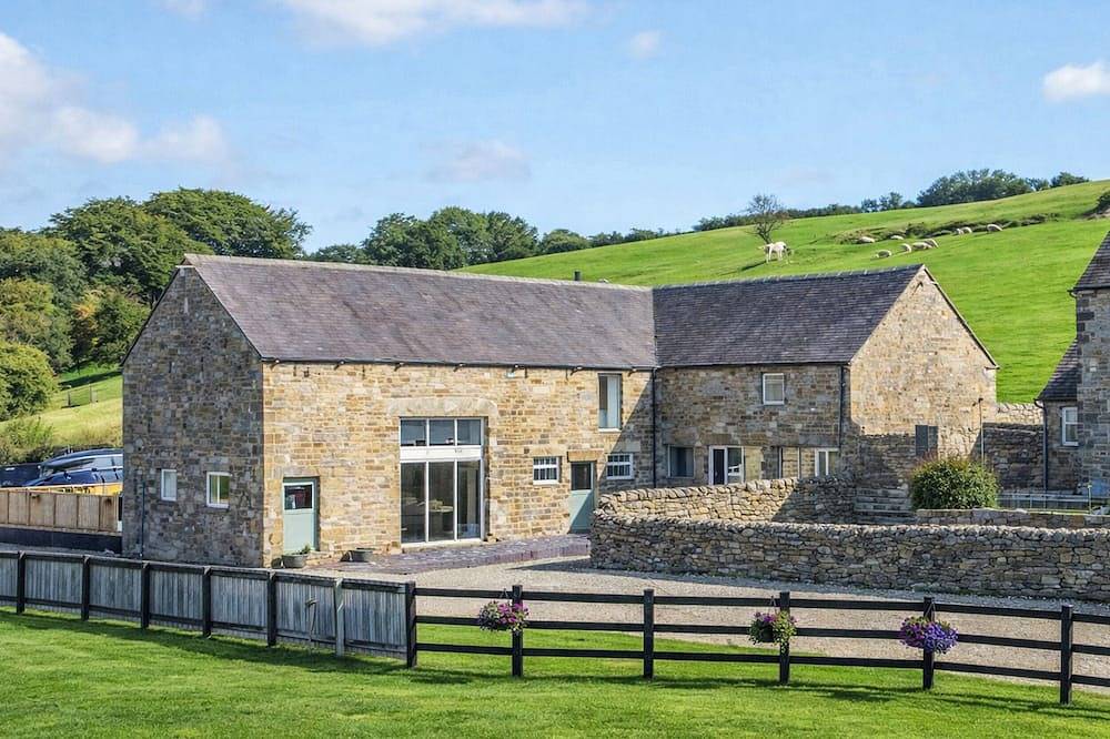 Pastures Barn, pet friendly, character holiday cottage in Leek in Staffordshire