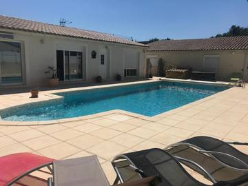 Gîte pour 4 personnes, avec jardin ainsi que vue et piscine à Donzère
