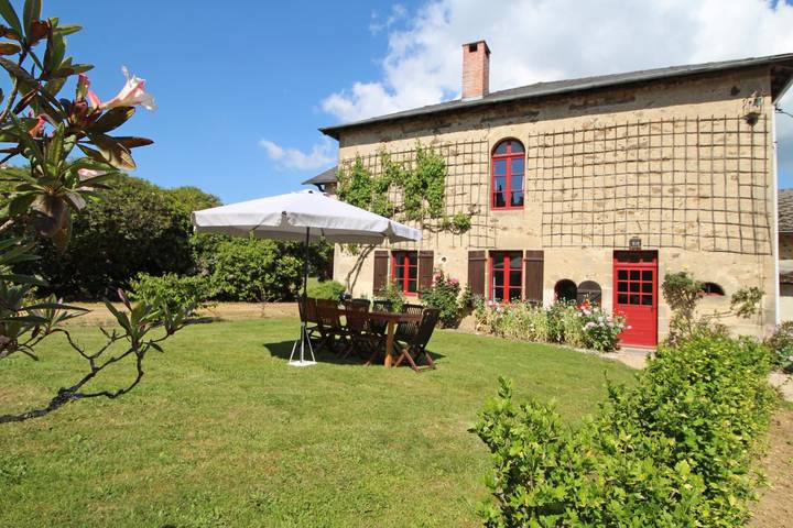 Gîte pour 6 personnes, avec jardin et piscine dans Saint-Priest-Taurion