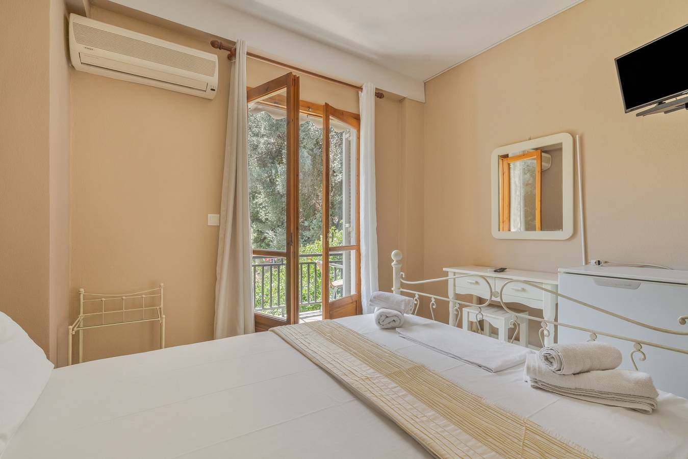 Room 'Double  Mountain View 1' with Mountain View, Wi-Fi and Air Conditioning in Nikiana, Alexandros