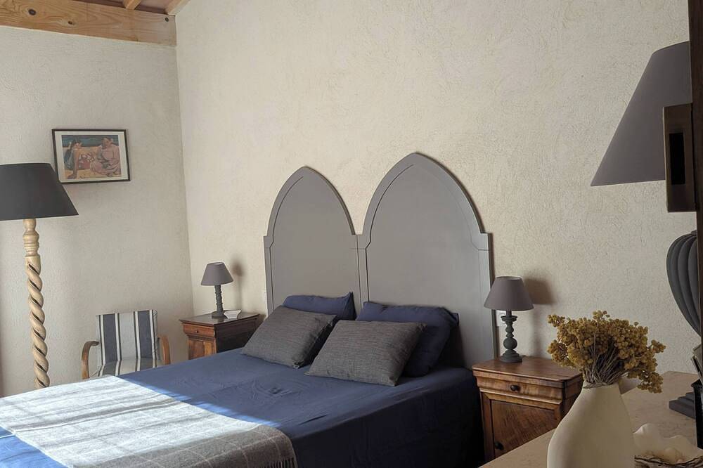 Villa au milieu des pins dans le domaine de Port d'Alon in Saint-Cyr-sur-Mer, Côte méditerranéenne (France)