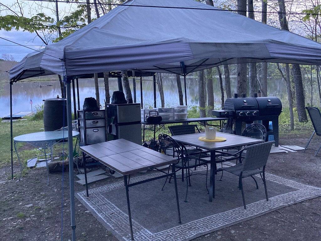 Eine schöne Blockhütte im Wald, auf einem See (Pontoosuc), noch in der Nähe von allem in Lanesborough, Berkshire County
