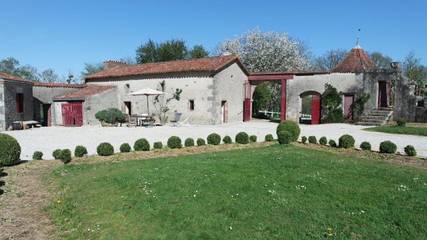 Location de vacances pour 6 personnes, avec jardin ainsi que piscine et vue à La Pommeraie-sur-Sèvre