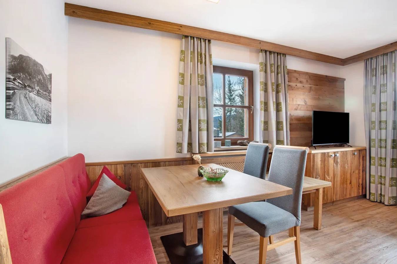 Ganze Wohnung, Ferienwohnung 'Panorama - Appartement 1' mit Bergblick, privater Terrasse und geteilter Sauna in Reit im Winkl, Bayerische Alpen