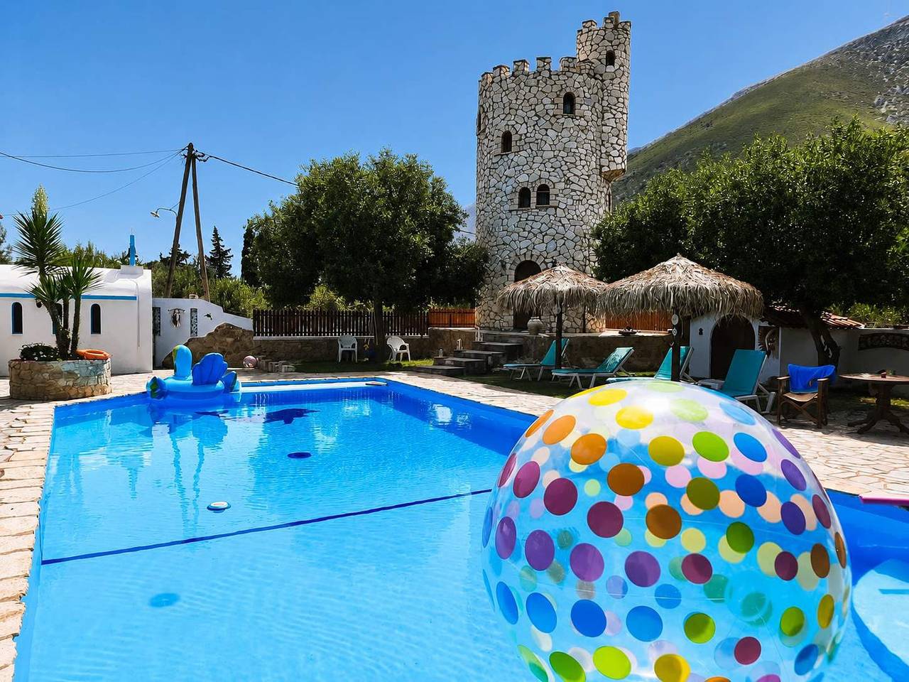 Beach Livadostra Stonetower - Private Pool Retreat in Δημοτική Ενότητα Πλαταιών, Béotie