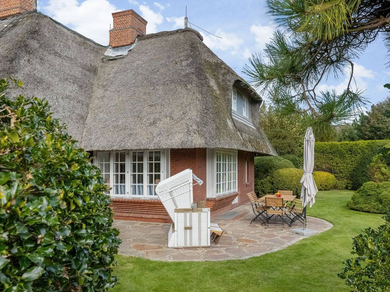 Haus Heide - Exklusives Reetdachhaus für 6 Pers. mit Sauna, Kamin, Garten, Pkw-Stellplatz. in Kampen (Sylt), Sylt