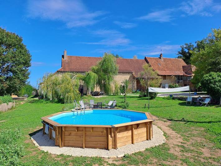 Gîte pour 10 personnes, avec piscine et jardin à La Chapelle-de-Bragny