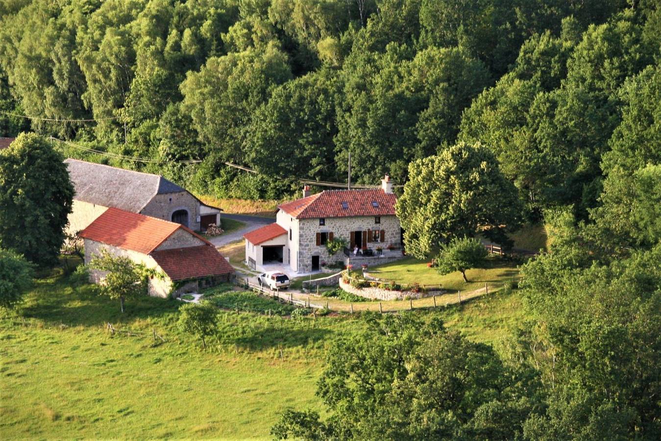 Gite Lafontbasse, authentique maison de ferme près d'un lac in Omps, Région d'Aurillac