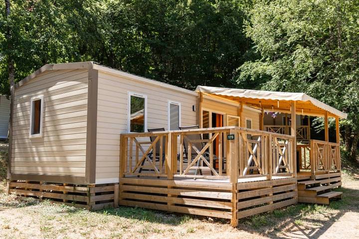 Caravane pour 6 personnes, avec Balcon/Terrasse ainsi que Terrasse et Sauna à Nant - 2