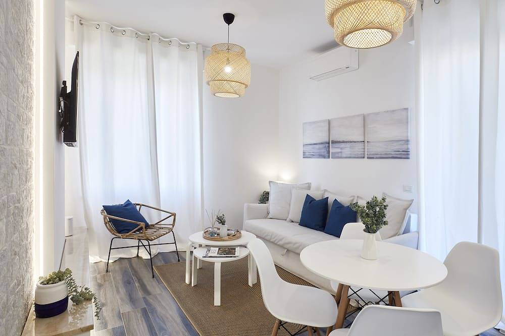 Apartamento entero, Encantador ático con vista al mar, cerca de la estación de trenes y buses. in Ostia, Roma