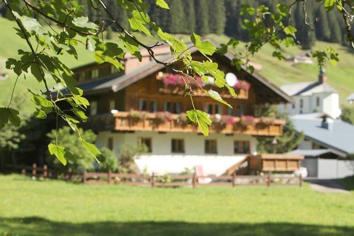 B&b voor 4 personen, with Balkon and Terras as well as Tuin and Uitzicht in het Kleinwalsertal