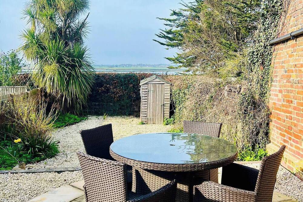 Mersea Anchorage Cottage | Estuary Views in Mersea Island, Colchester