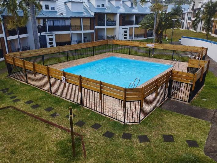 Appartement de vacances pour 4 personnes, avec jardin ainsi que piscine et vue