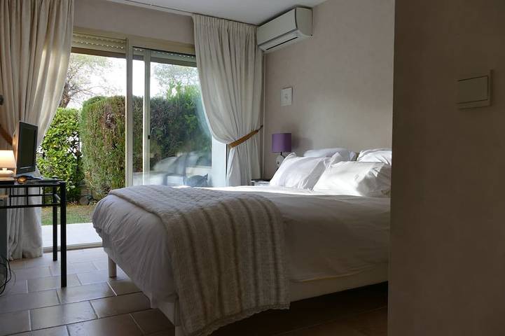 Appartement entier, Appartement grand jardin privé proche de toutes plages. antibes juanTout à pied. in Antibes, Côte méditerranéenne (France)