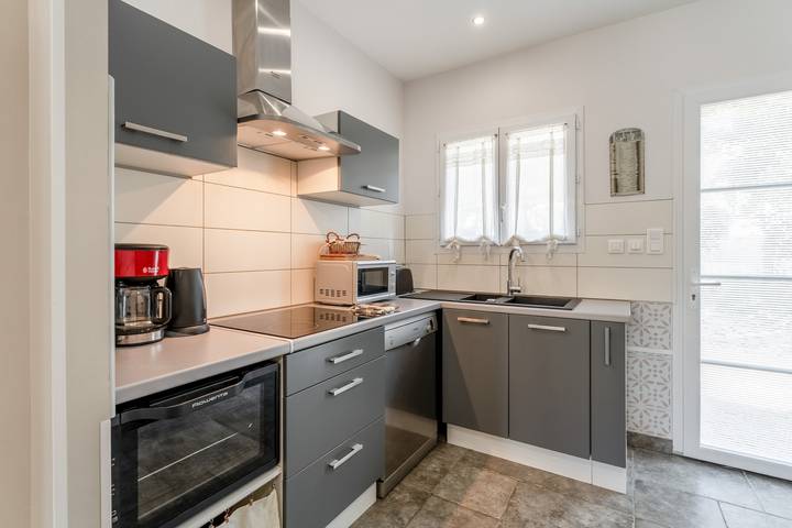 Holiday Home "Gîte Garrigue - Villa Cassandra" with Shared Pool, Wi-Fi & Air Conditioning in Tavel, Nimes region