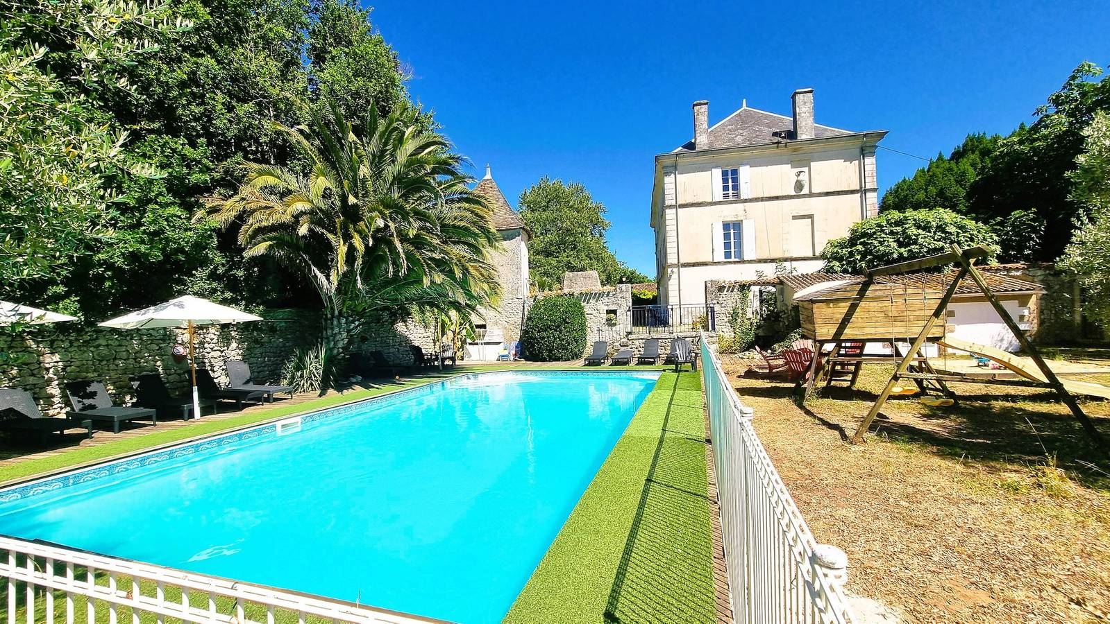 Gîte pour 18 personnes avec piscine in Saint-Just-Luzac, Côte de Beauté