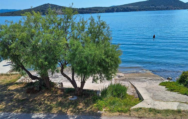 Ganze Ferienwohnung, Apartment am Meer mit Terrasse, Küche und Parkplatz – 1,5 km vom Strand entfernt in Betina, Tisno