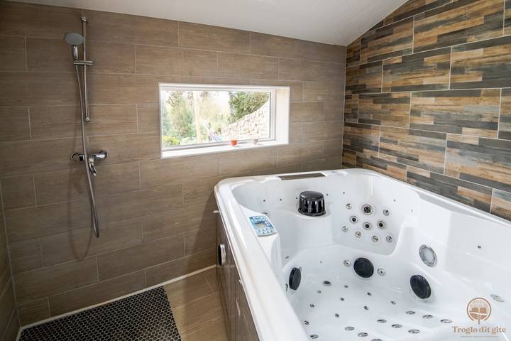 Gîte pour 6 personnes, avec jardin ainsi que terrasse et jacuzzi en Indre-et-Loire - 2