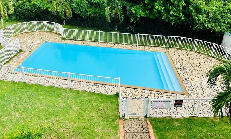 Gîte pour 2 personnes, avec piscine ainsi que jardin et vue dans Pointe du Bout - 3