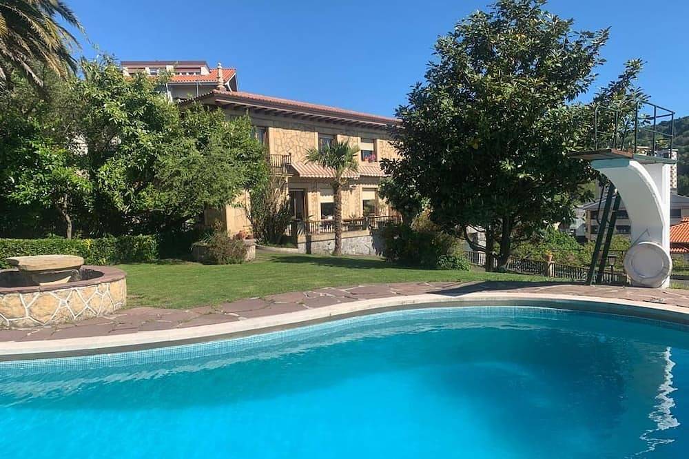 Maniero di stile proprio, con ampio giardino e piscina privata. in San Sebastian, Costa Basca (Spagna)
