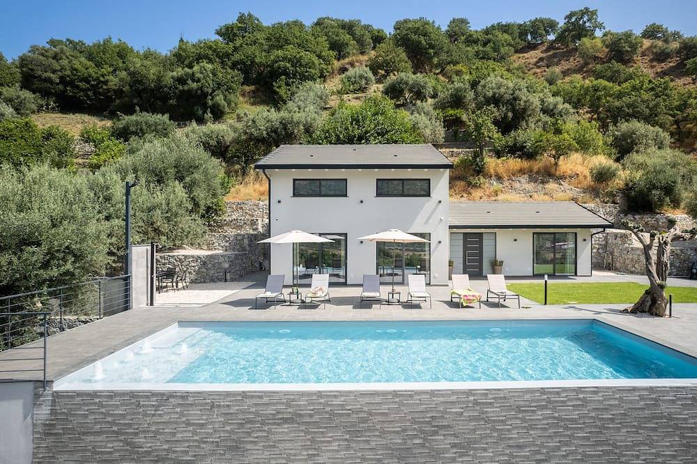 3 Bedroom Modern Villa, Pool, Savoca, East Sicily in Savoca, Messina Province