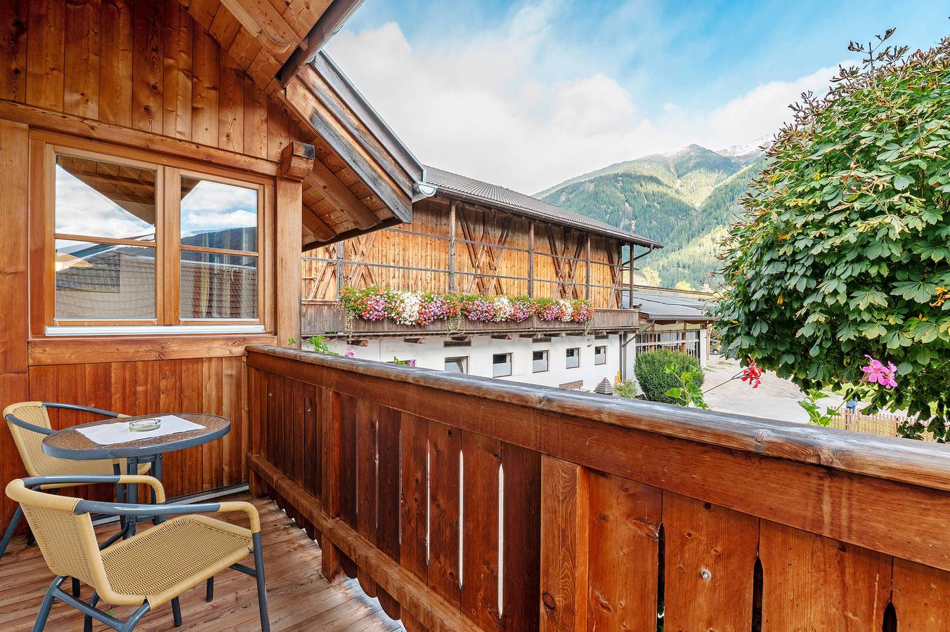 Ganze Wohnung, Apartment 'Fichte' mit Bergblick, gemeinsamer Terrasse und Wlan in Antholz, Rasen-Antholz
