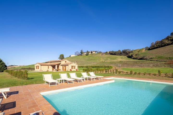Ferienhaus für 8 Personen, mit Pool und Seeblick sowie Garten, mit Haustier
