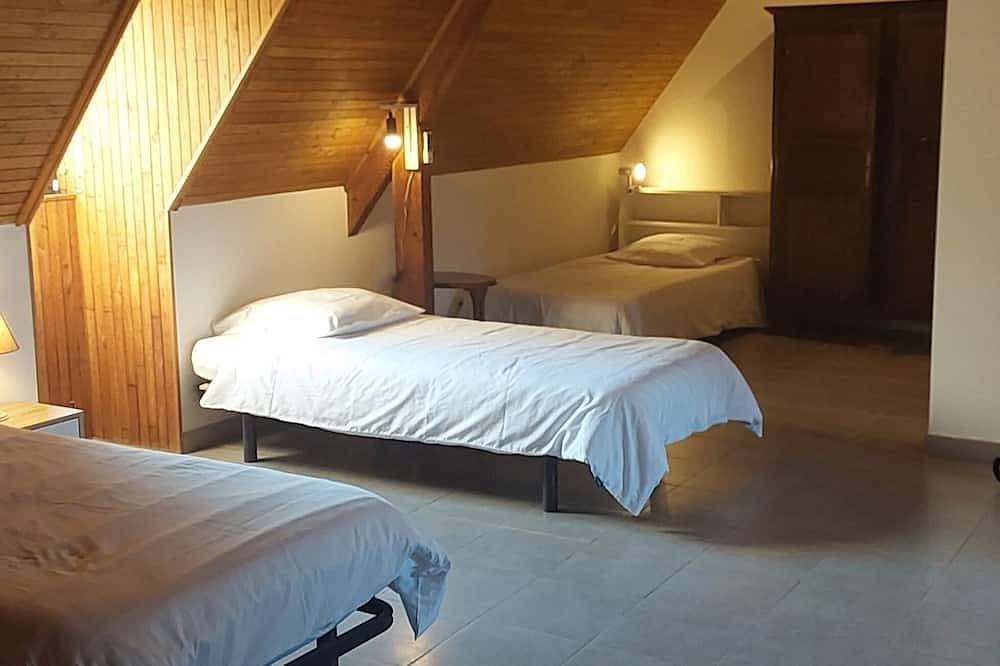 Maison Perigourdine En Pierres Classee 3* Cadre Verdoyant Avec Piscine Privee. in Plazac, Périgord Noir