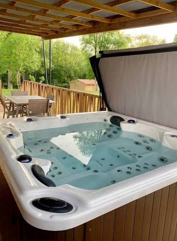 Gîte pour 2 personnes, avec terrasse ainsi que jacuzzi et jardin en Dordogne