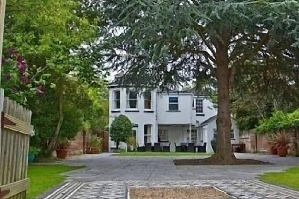 Beautiful Georgian Grade Ii Listed Detached House sleeps 18 in Gosport, Hampshire