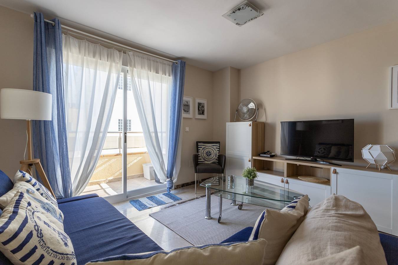 Entire apartment, Penthouse "Mediterranean Attic" Near the Beach with Sea Views, Balcony, and Wi-Fi in Velilla-Taramay, Almuñecar