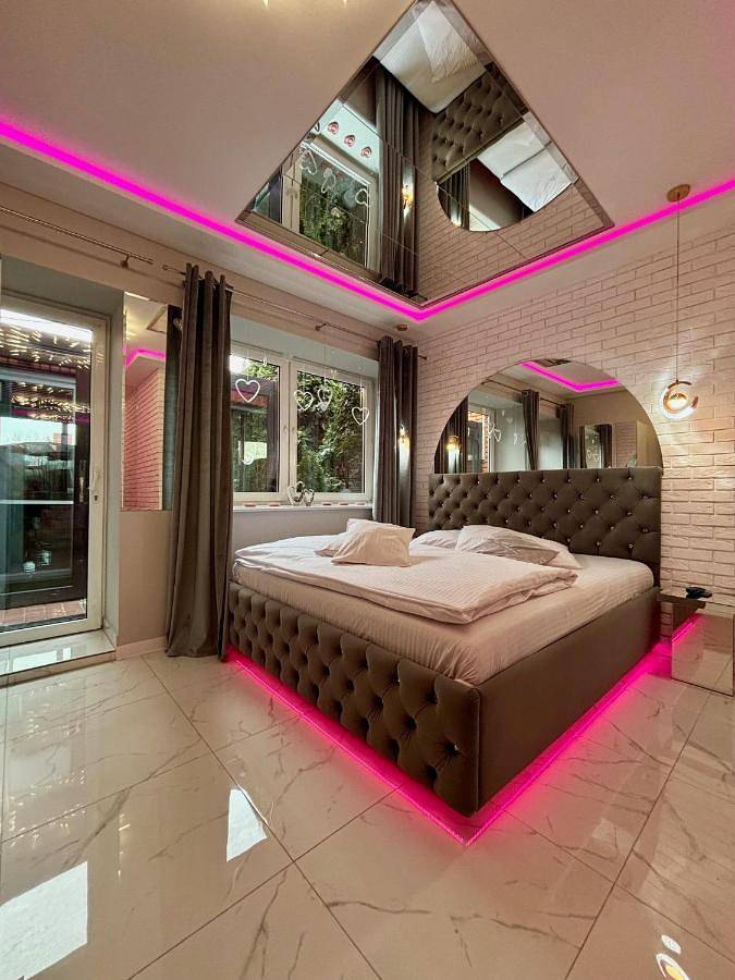 Apartament "Love Island" Jacuzzi Spa z dużą wanną z hydromasażem dla Dwojga in Gniezno, Wielkopolska