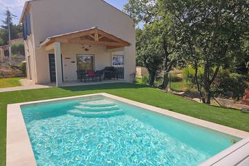 Gîte pour 6 personnes, avec terrasse et jardin à Sainte-Tulle