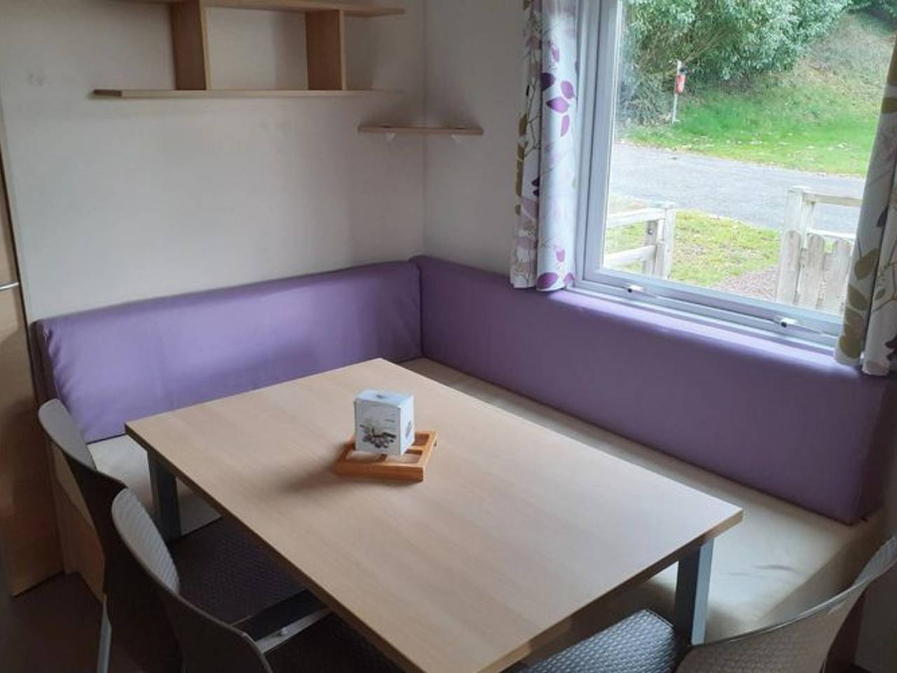 Mobil-home confortable avec piscine, WiFi près de Guégon et du Canal in Guégon, Région de Pontivy