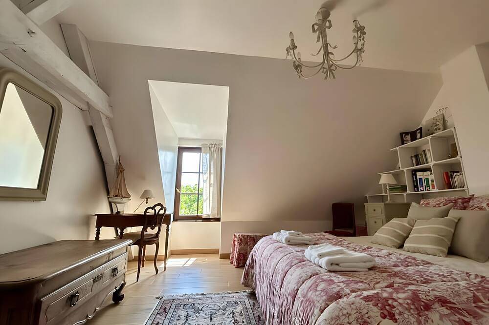 Holiday Home 'Maison De Vacances Le Pré Des Fées' with Lake View, Private Pool and Private Garden in Salbris, Sologne