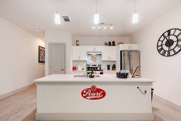 Apartamento vacacional entero, Condominio con vista a la piscina y al paseo del río • Mascotas y estacionamiento gratuito in San Antonio, Condado de Bexar
