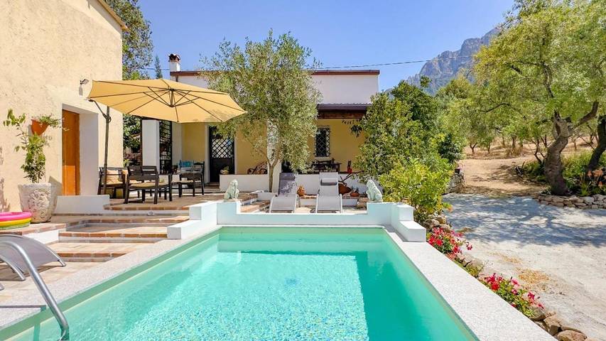 Casa vacanza per 4 persone, con panorama e piscina nonché giardino a Oliena