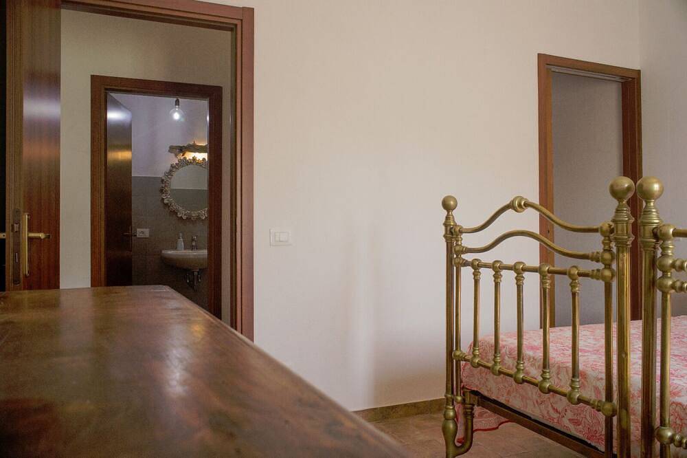 Casaleri is the ground floor of a Maremma reclamation farmhouse 3 km from the sea in Tarquinia, Viterbo Province