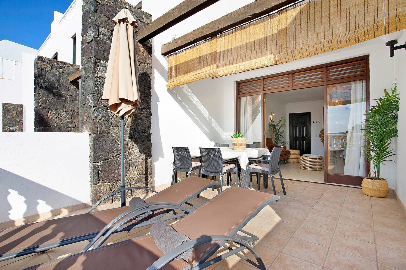 Entire apartment, Holiday Apartment "Perla del Playa Grande" with Sea View, Shared Pool & Wi-Fi in Puerto del Carmen, Tías